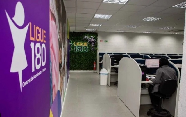 Violência contra mulheres no ambiente digital cresce 188% em 2026, aponta Ligue 180