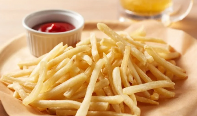 Anvisa alerta para substância potencialmente cancerígena formada em alimentos fritos e assados