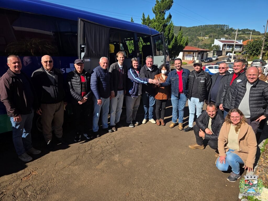 São João do Oeste recebe novo micro-ônibus para transporte de pacientes