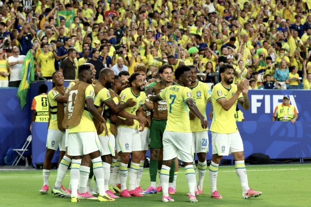 Brasil vence a Escócia por 3 a 0 e avança às oitavas de final da Copa