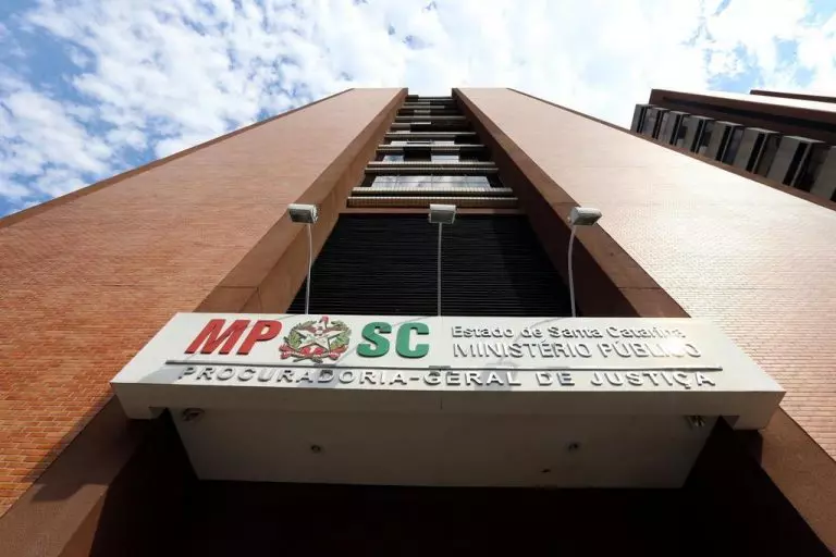 Promotoria Eleitoral de Laguna atua e leva à substituição de vereadores após suspensão de direitos políticos