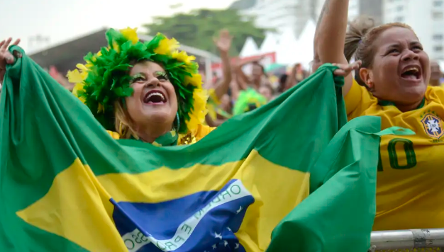 Polarização política supera paixão pelo futebol: 83% preferem vitória de candidato em 2026 ao hexa do Brasil