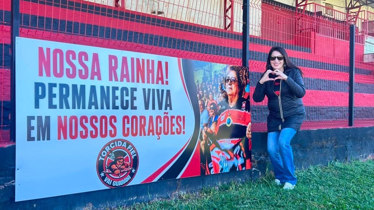 Torcida Vai Guarani homenageia fundadora Adélia Bedin com placa no Estádio Padre Aurélio Canzi