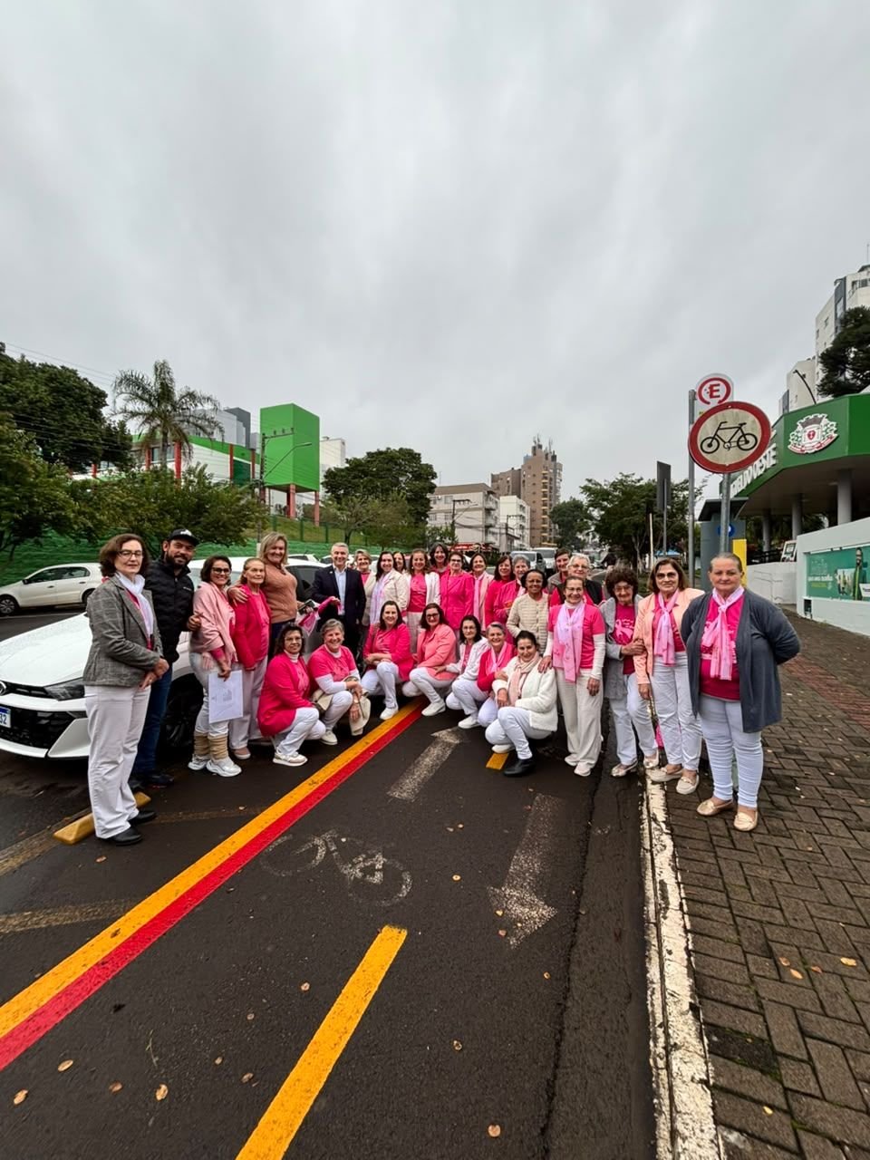 Município de São Miguel do Oeste oficializa cessão de veículo à Rede Feminina de Combate ao Câncer