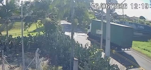 Motorista do Oeste de SC morre após caminhão ser atingido por trem no Paraná