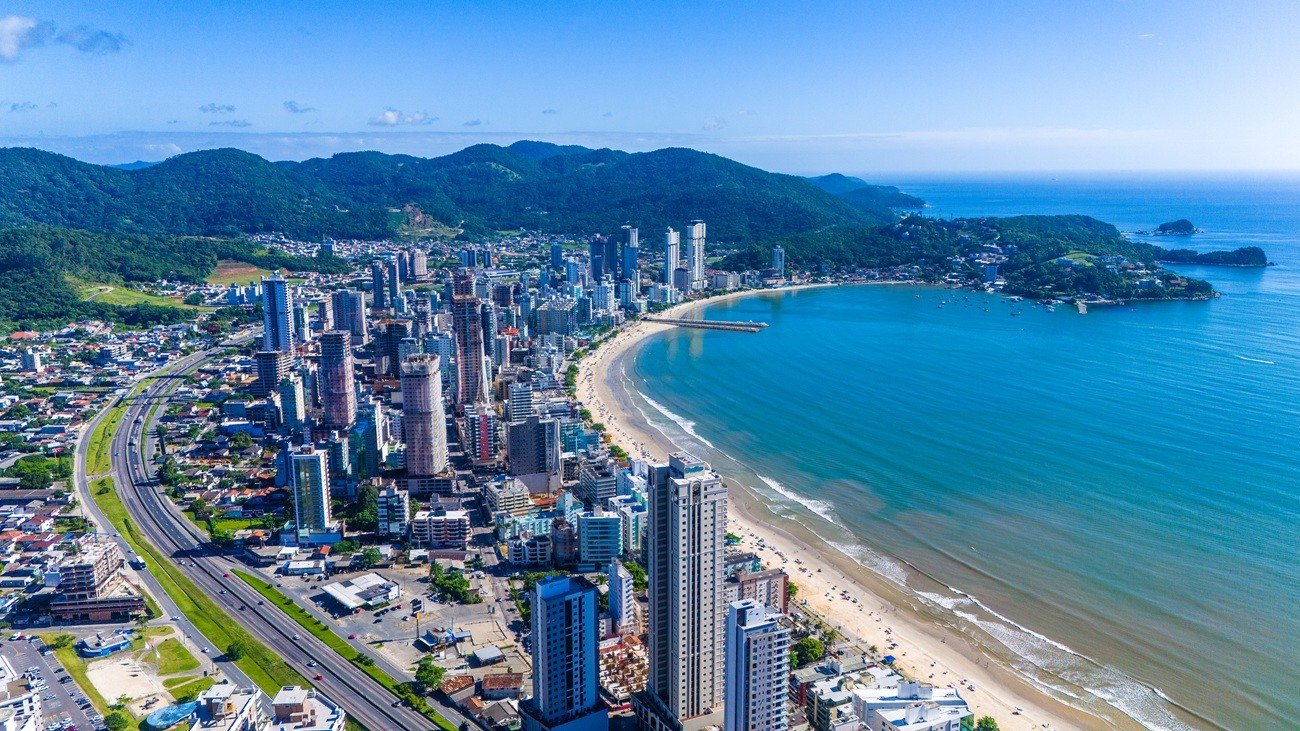 MP pede suspensão de megaobra de alargamento na praia da região com m² mais caro do Brasil