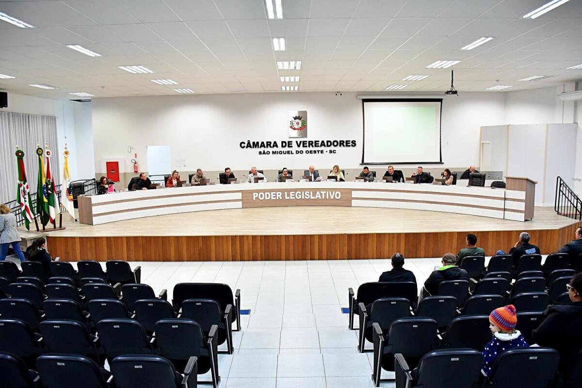 Vereadores aprovam aumento do vale-alimentação dos servidores para R$ 700 em SMO