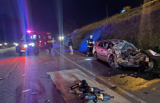 Jovem de 25 anos morre em grave acidente entre carro e carreta na BR-153
