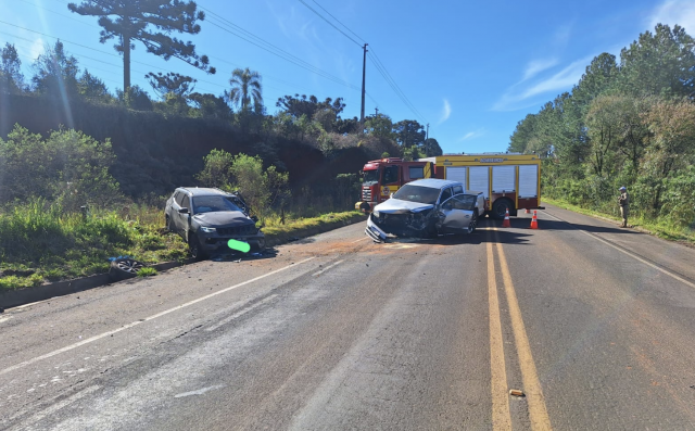 Colisão frontal na SC-480 deixa dois motoristas feridos em Chapecó