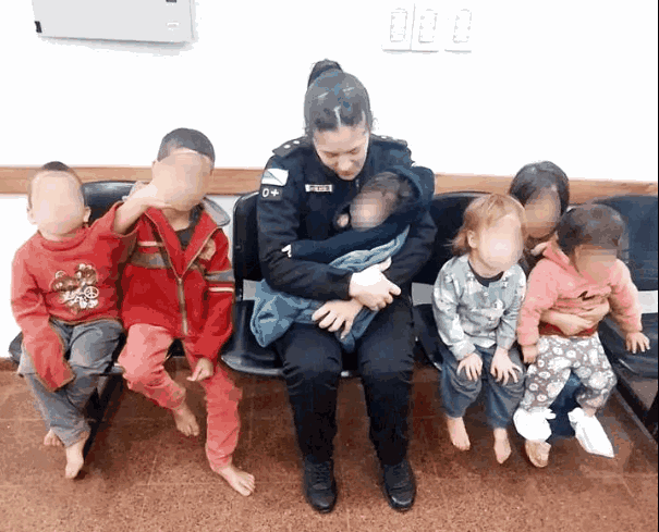 Uma policial amamentou um bebê durante uma ocorrência