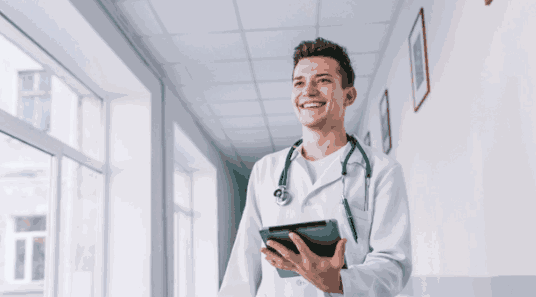 Pesquisa aponta avanço do uso de tecnologias digitais na formação médica no Brasil