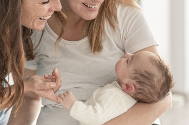 Após inseminação caseira, Justiça reconhece duas mães em certidão de criança de Joinville