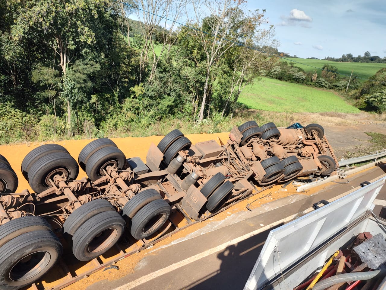 Mulher morre presa às ferragens em tombamento de caminhão na BR-282