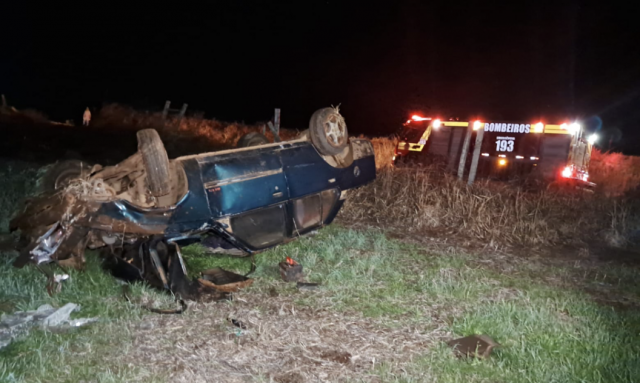 Saída de pista seguida de capotamento deixa casal ferido na SC-305 em Campo Erê