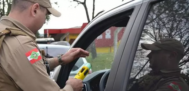 Mais de 3,6 mil motoristas recusaram teste do bafômetro nas rodovias estaduais de SC em 2026
