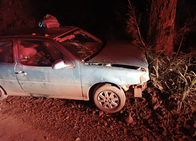 Colisão contra árvore deixa duas pessoas feridas no interior de Itapiranga