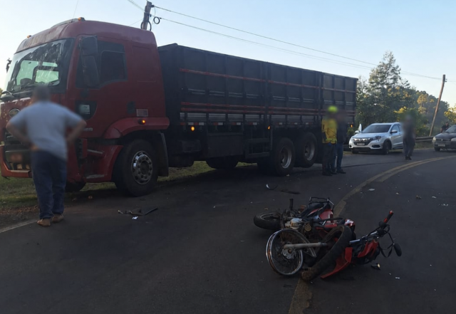 Motociclista fica ferido após colisão com caminhão no interior de São José do Cedro