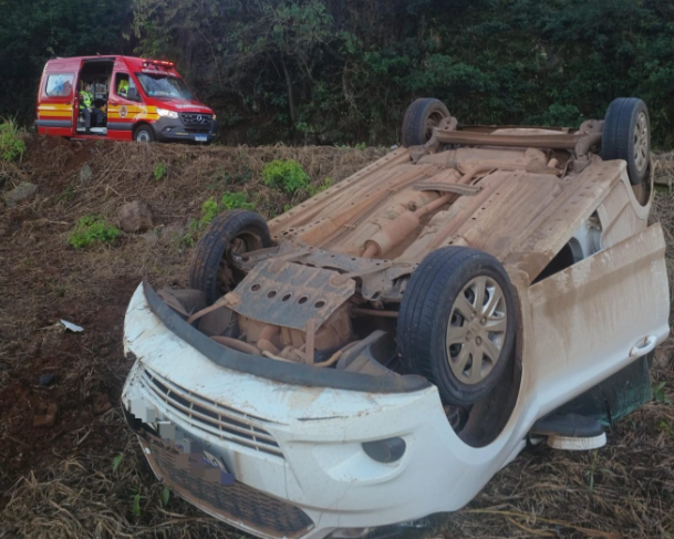 Motorista perde controle em pista molhada e capota veículo na SC-163 em Itapiranga