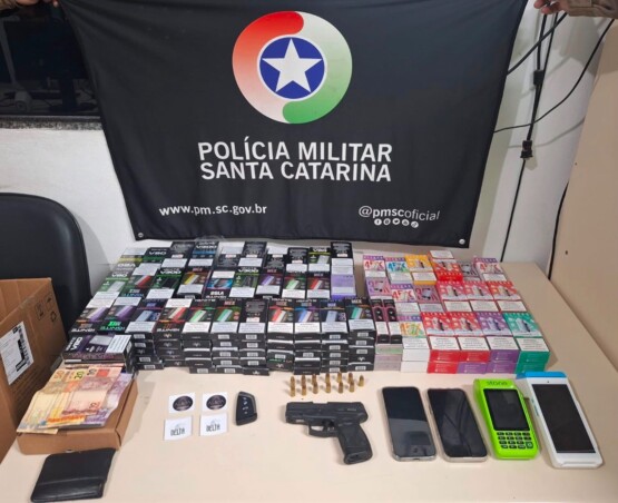 Homem com arma de fogo irregular e produtos contrabandeados é preso em SC