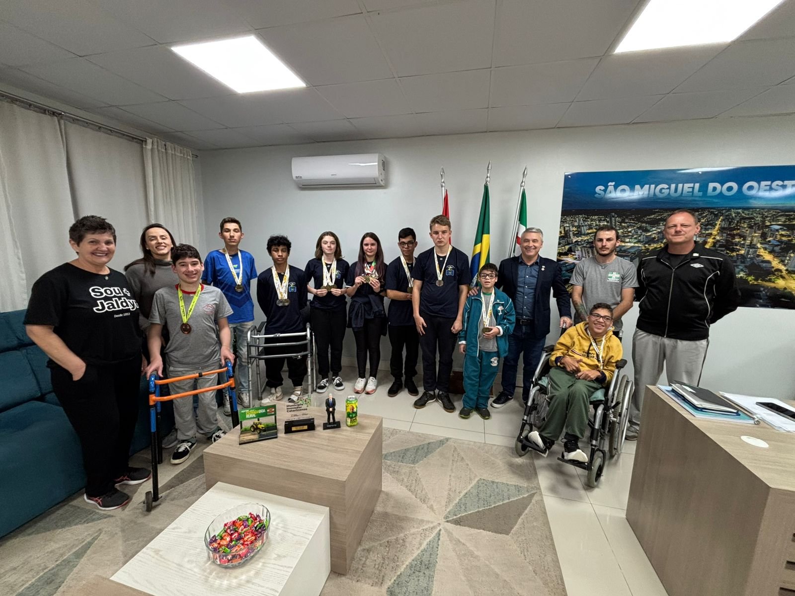 Atletas de São Miguel do Oeste apresentam conquistas do Parajesc ao prefeito e projetam participação na etapa nacional