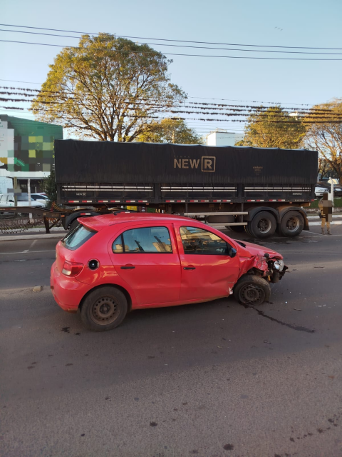 Colisão entre carro e carreta deixa um homem ferido em Maravilha