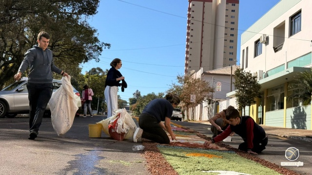 Mais de 50 fiéis participam da confecção dos tradicionais tapetes de Corpus Christi em São Miguel do Oeste