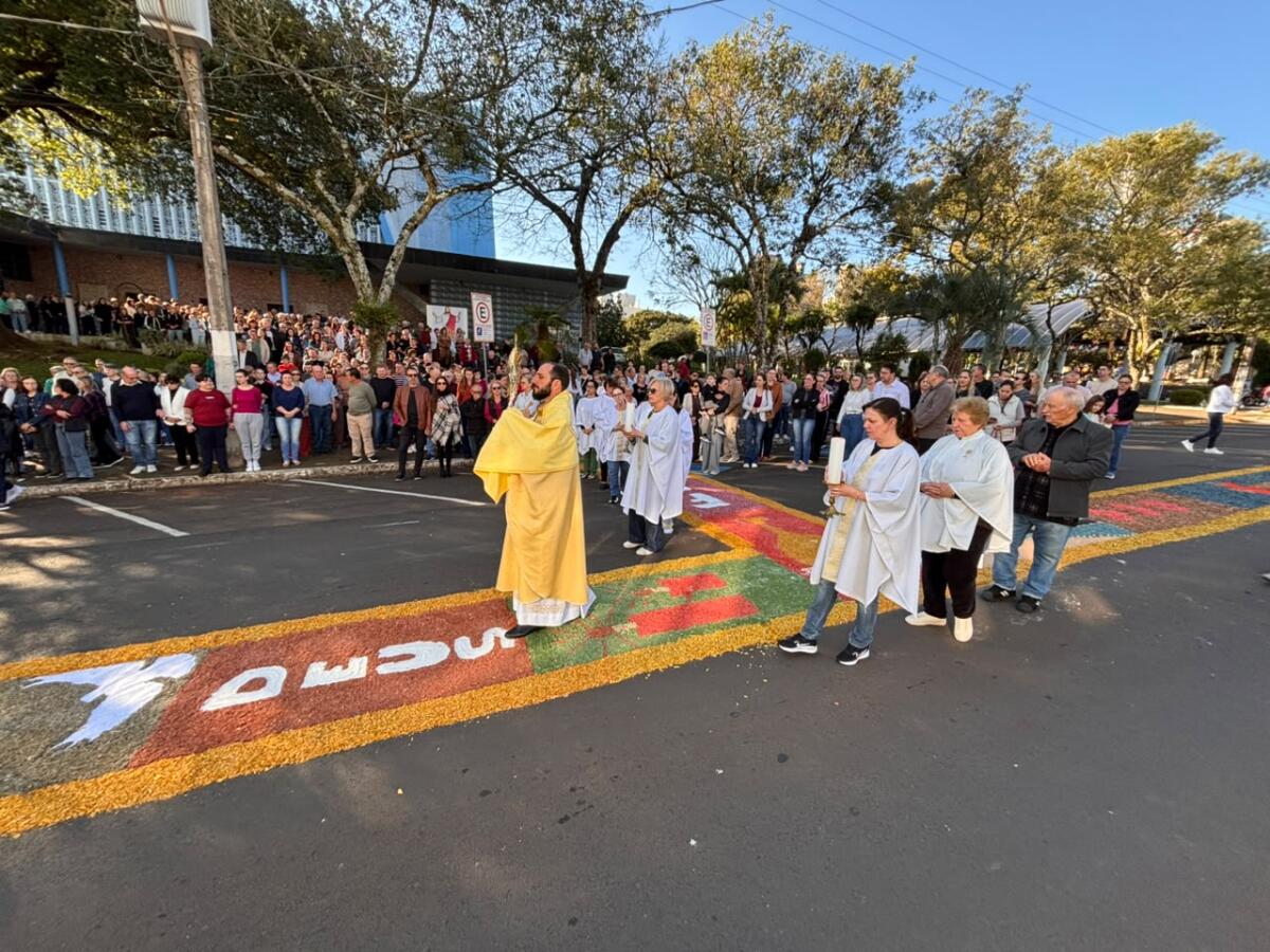 Celebração de Corpus Christi reúne centenas de fiéis em São Miguel do Oeste