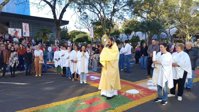 Fiéis lotam Igreja Matriz na celebração de Corpus Christi em São Miguel do Oeste