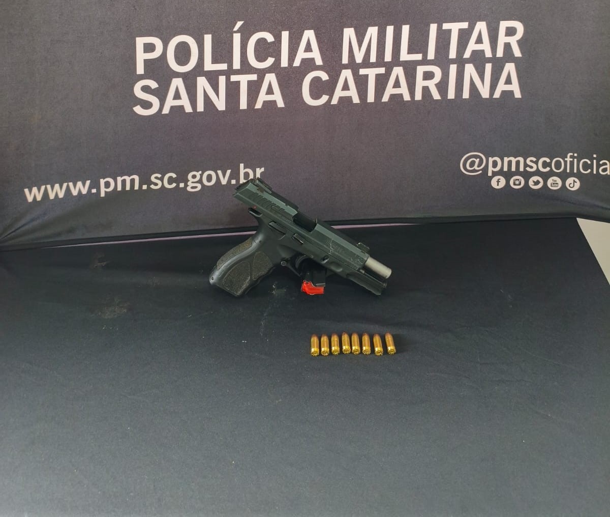 Mulher é presa com pistola calibre 380 escondida em caminhonete em SMOeste