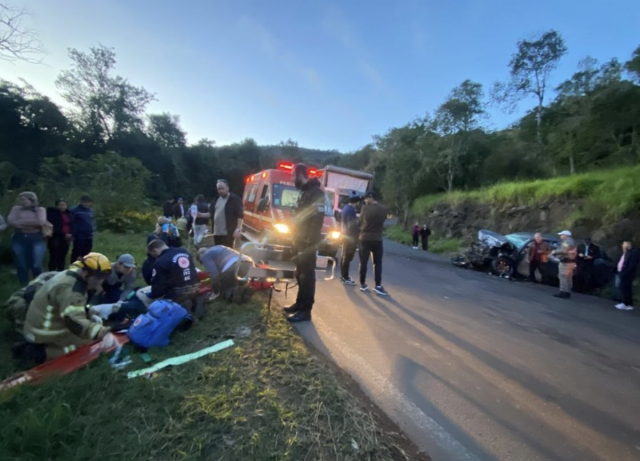 Colisão frontal entre carro e caminhão deixa três feridos em Nonoai