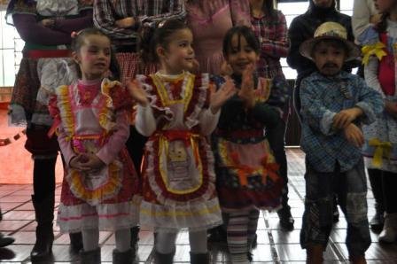 Centro de Educação Infantil realiza Festa da Família como o tema de São João.