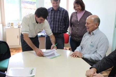 Município firma convênio com Sicoob Creditapiranga para programa Pró Empresa