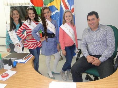 Prefeito recebe visita das soberanas da Categoria Infantil da Facig