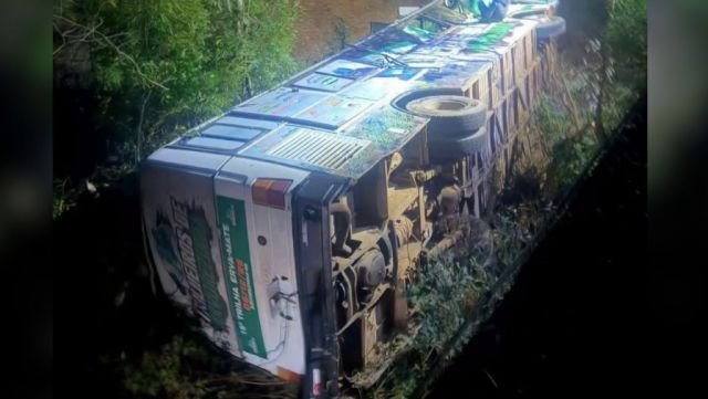 Acidente com três veículos faz ônibus despencar de ponte no RS; um morre e sete ficam feridos