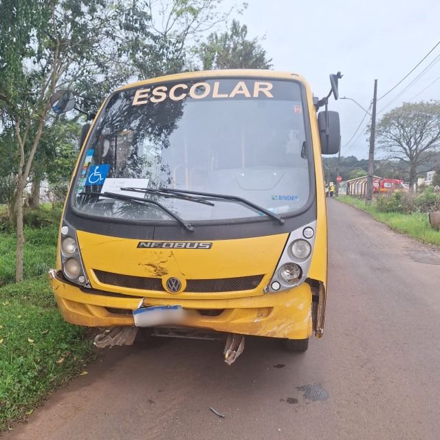 Carro desce barranco às margens do Rio Iracema após colisão com ônibus em Maravilha