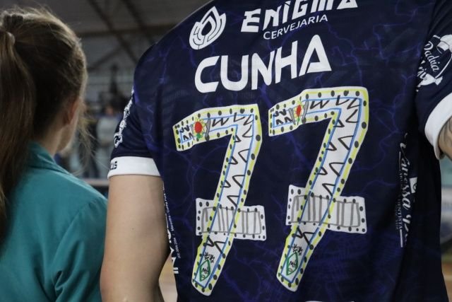 Números desenhados por educandos da APAE estampam camisas do Maravilha Futsal