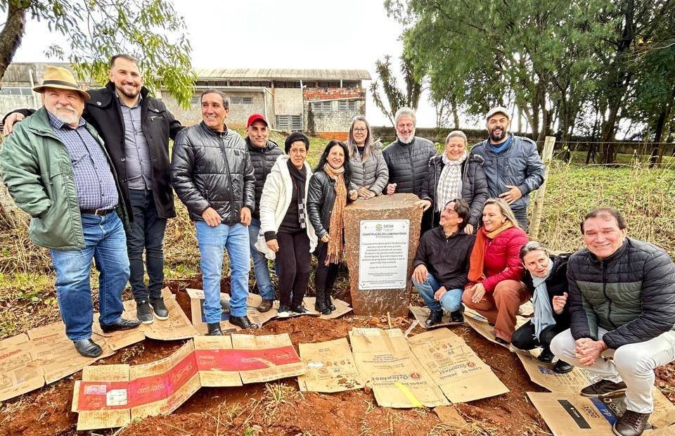 Padre Pedro lança pedra fundamental de Laboratório de Fitofármacos em Campo Erê