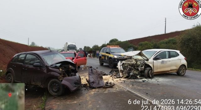 Colisão entre três veículos na BR-470 deixa um morto e dois feridos graves