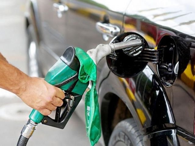 Governo adia reunião sobre aumento da mistura de etanol na gasolina; preço do petróleo dispara com novos ataques entre EUA e Irã