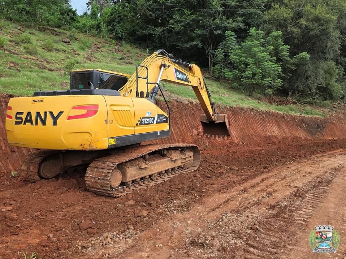 Trabalho preventivo resolve problemas em estradas no interior de São João do Oeste