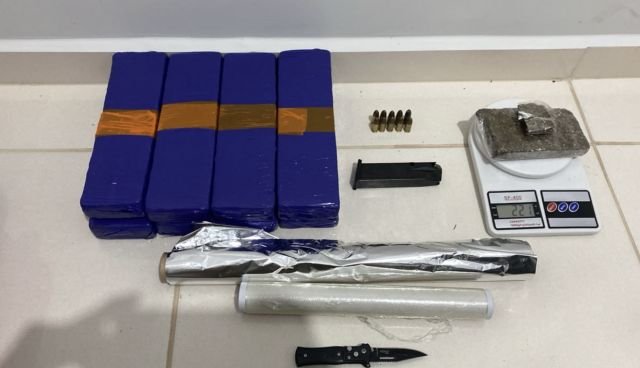 Homem com tornozeleira bloqueada é preso com 5,5 quilos de maconha e munições em Maravilha