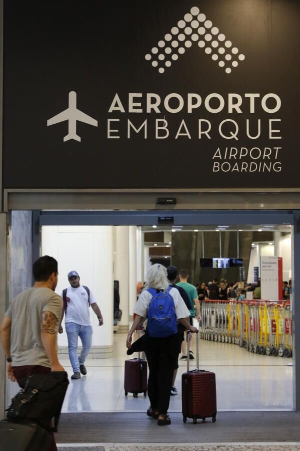 Anac reforça regra que garante assento ao lado de responsável para menores de 16 anos em voos