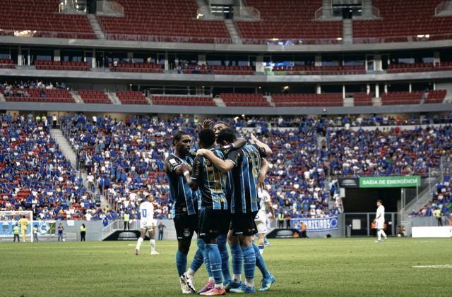 Grando defende dois pênaltis, e Grêmio vence o Cruzeiro no último amistoso antes do retorno do Brasileirão