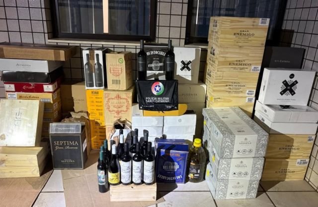 PM apreende 387 garrafas de vinho argentino transportadas irregularmente na BR-163