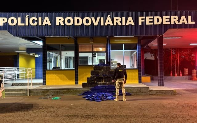 Carro roubado, 300 kg maconha e motorista preso: PRF intercepta carga de droga no Oeste de SC