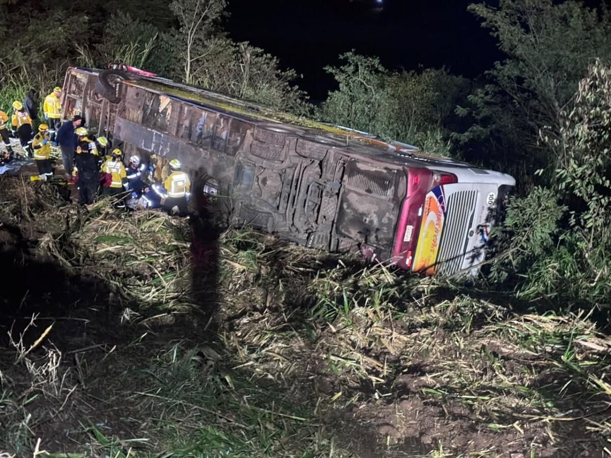 Ônibus de turismo tomba na SC-492 e deixa três mortos e mais de 40 feridos