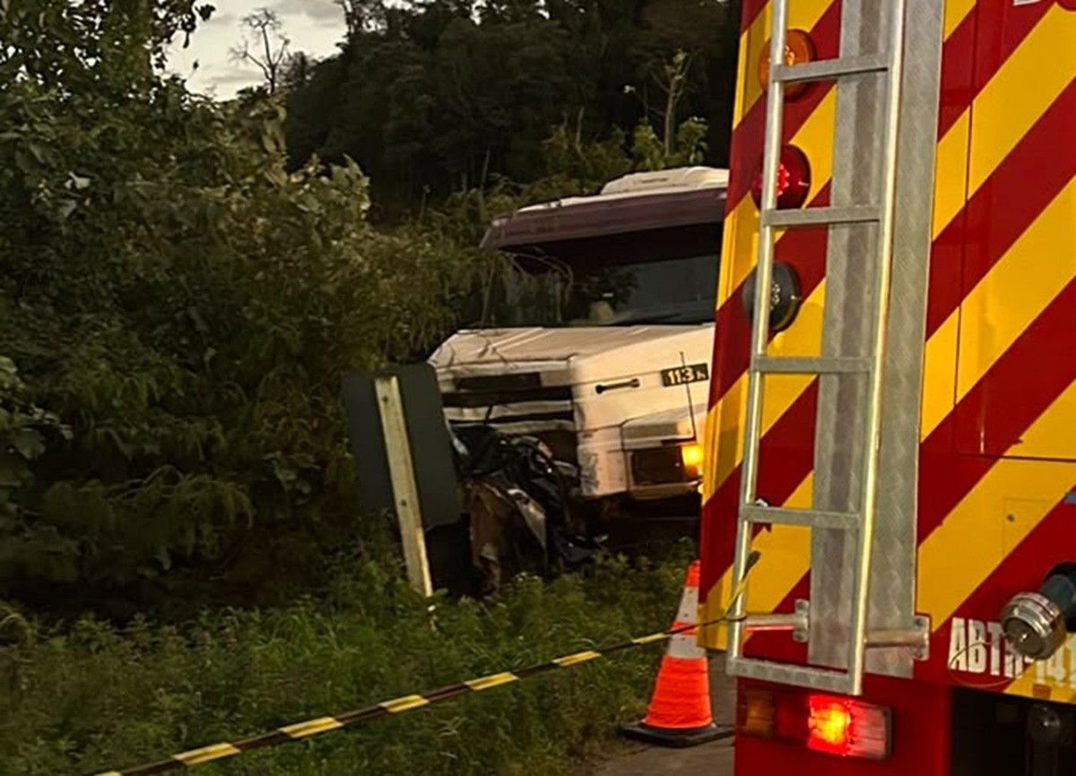 Carro é esmagado por caminhão e jovens morrem após batida frontal na BR-163 em SC