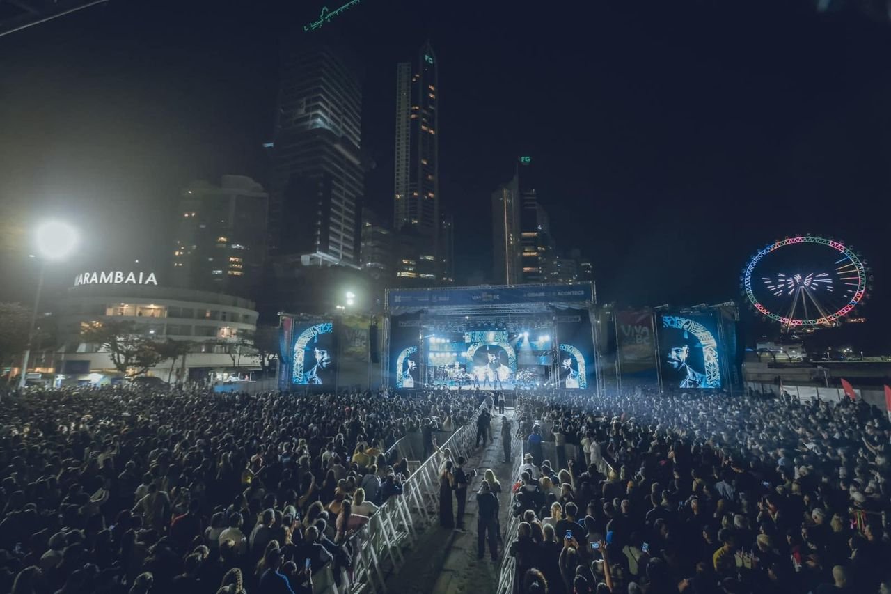 Show de Alexandre Pires reúne mais de 30 mil pessoas e marca aniversário de Balneário Camboriú