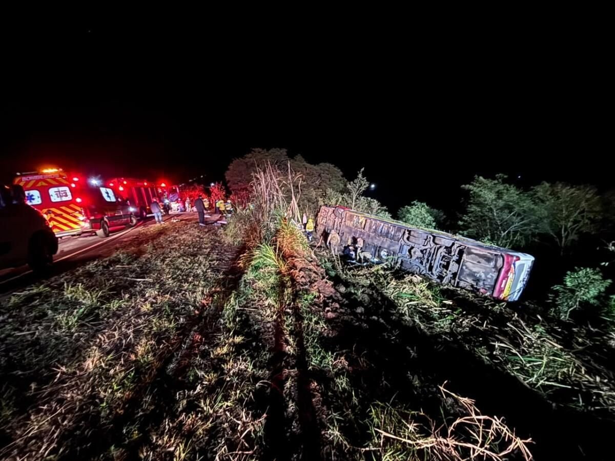 Três vítimas de acidente com ônibus paraguaio continuam internadas em Maravilha