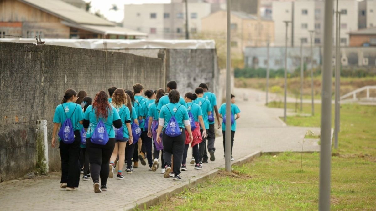 Grupo de 100 jovens trocam as férias por trabalho voluntário e revitalizam espaços em cidade da Grande Florianópolis